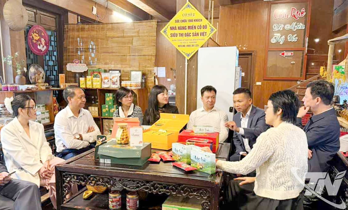 A delegação de Thai Nguyen conecta a distribuição e leva produtos industriais rurais típicos a supermercados, lojas de conveniência e áreas de descanso na província de Ninh Binh.