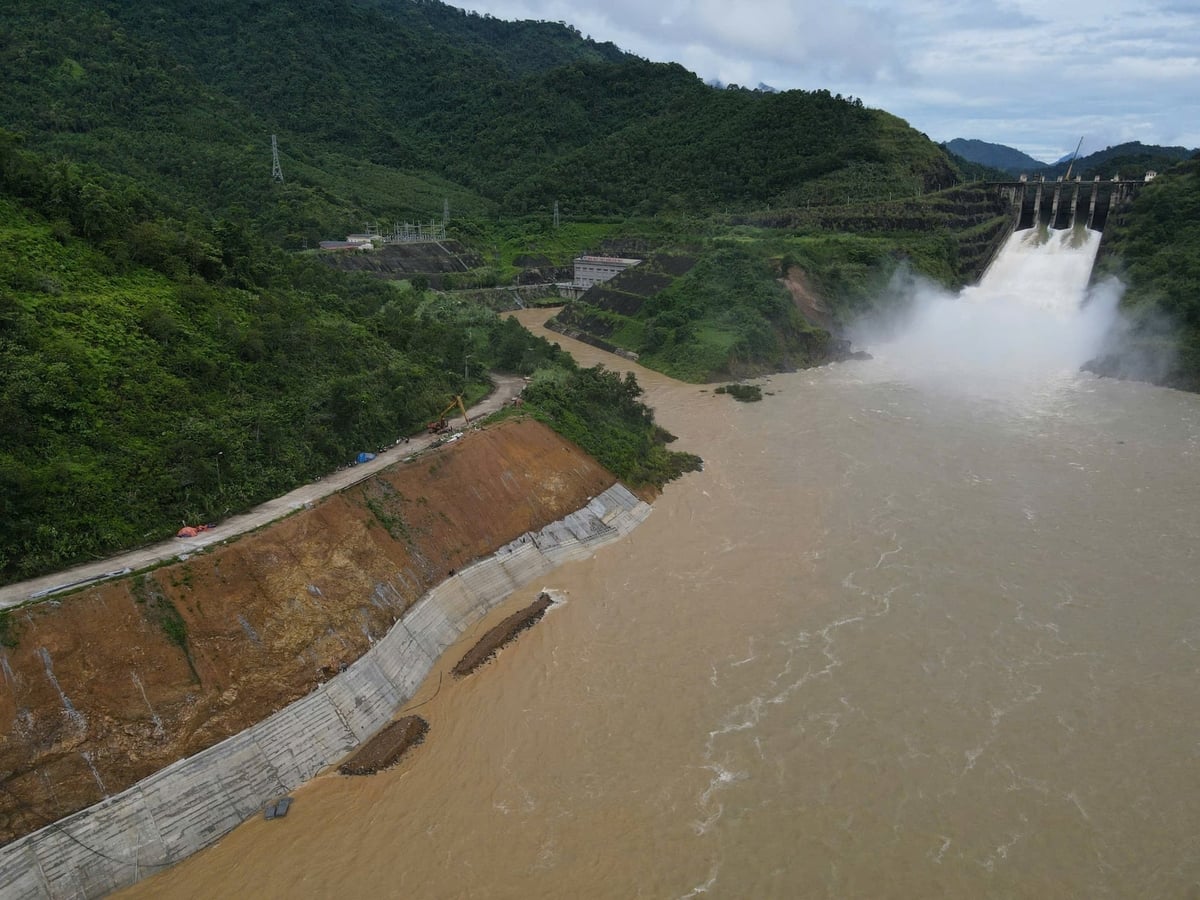 A escolha do local para a construção do Lago Cua Dat foi uma decisão difícil. Foto: Thanh Tam. Chọn vị trí xây dựng hồ Cửa Đạt là một quyết định khó khăn. Ảnh: Thanh Tâm.