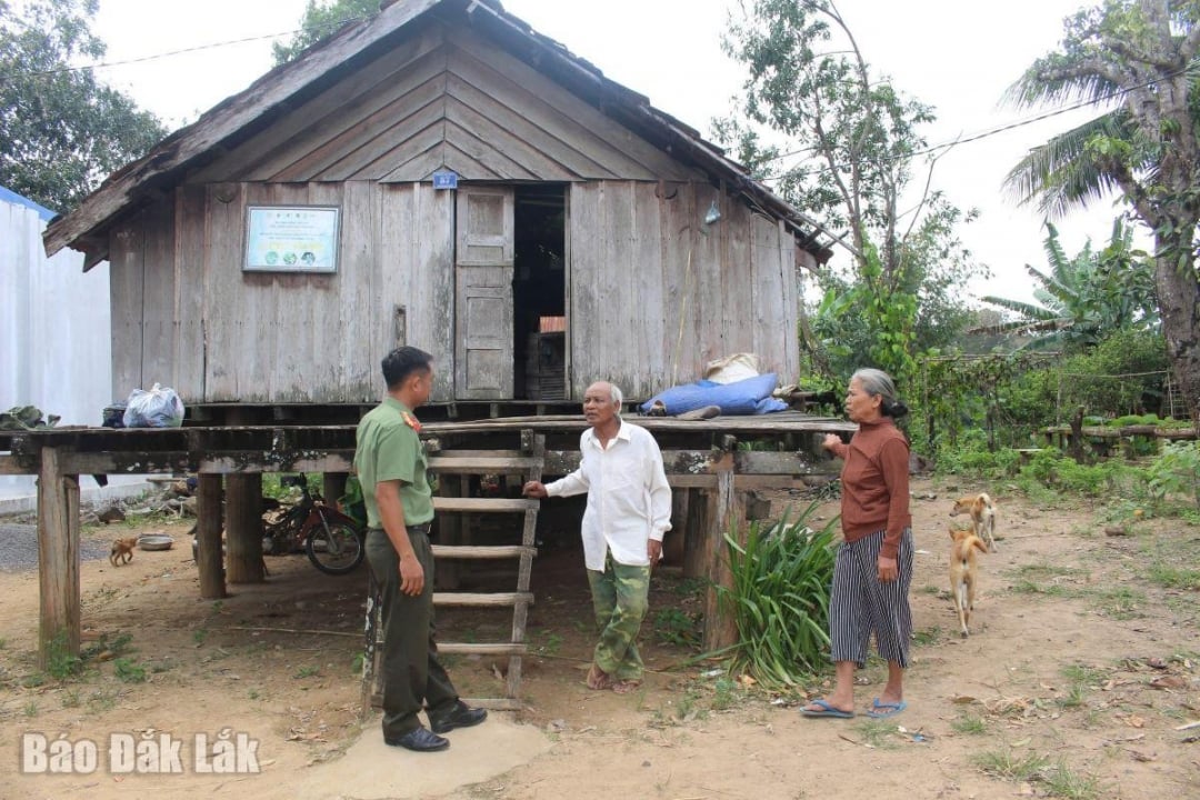 משטרת הקומונה ניהלה חילופי דברים עם זקני הכפר באזור בואון דון כדי להבין טוב יותר את המצב המקומי.
