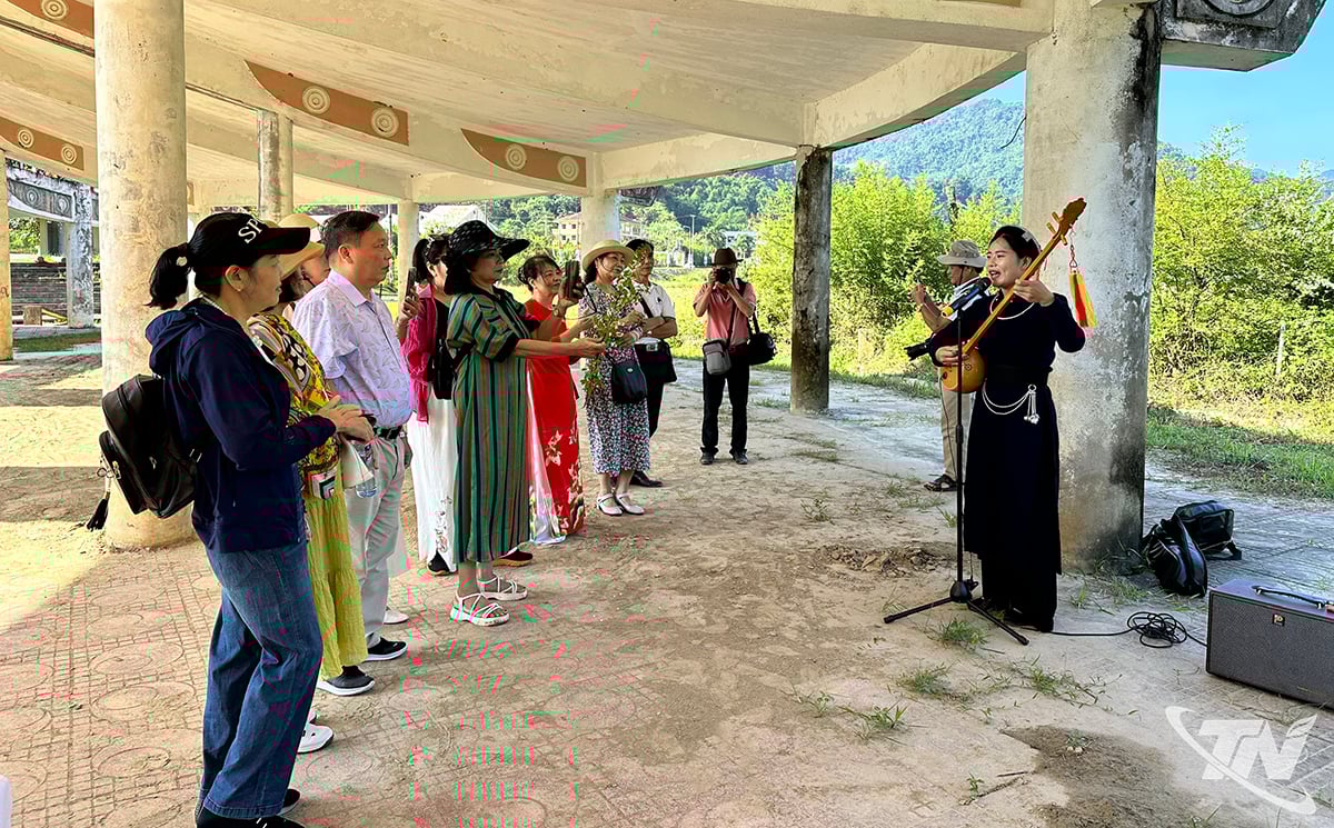 A kirándulások során a művészek többet megtudhatnak számos vidék kultúrájáról és természetéről. (A képen: A Prózaegyesület kirándulást tesz Ba Be községbe)
