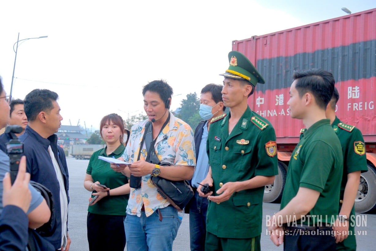 Siły bezpieczeństwa spółki akcyjnej Huu Nghi Xuan Cuong oraz funkcjonariusze i żołnierze placówki Straży Granicznej Huu Nghi International Border Gate koordynowali działania w celu sprawdzenia, kontroli i zapewnienia bezpieczeństwa pasażerom na terenie Huu Nghi International Border Gate.