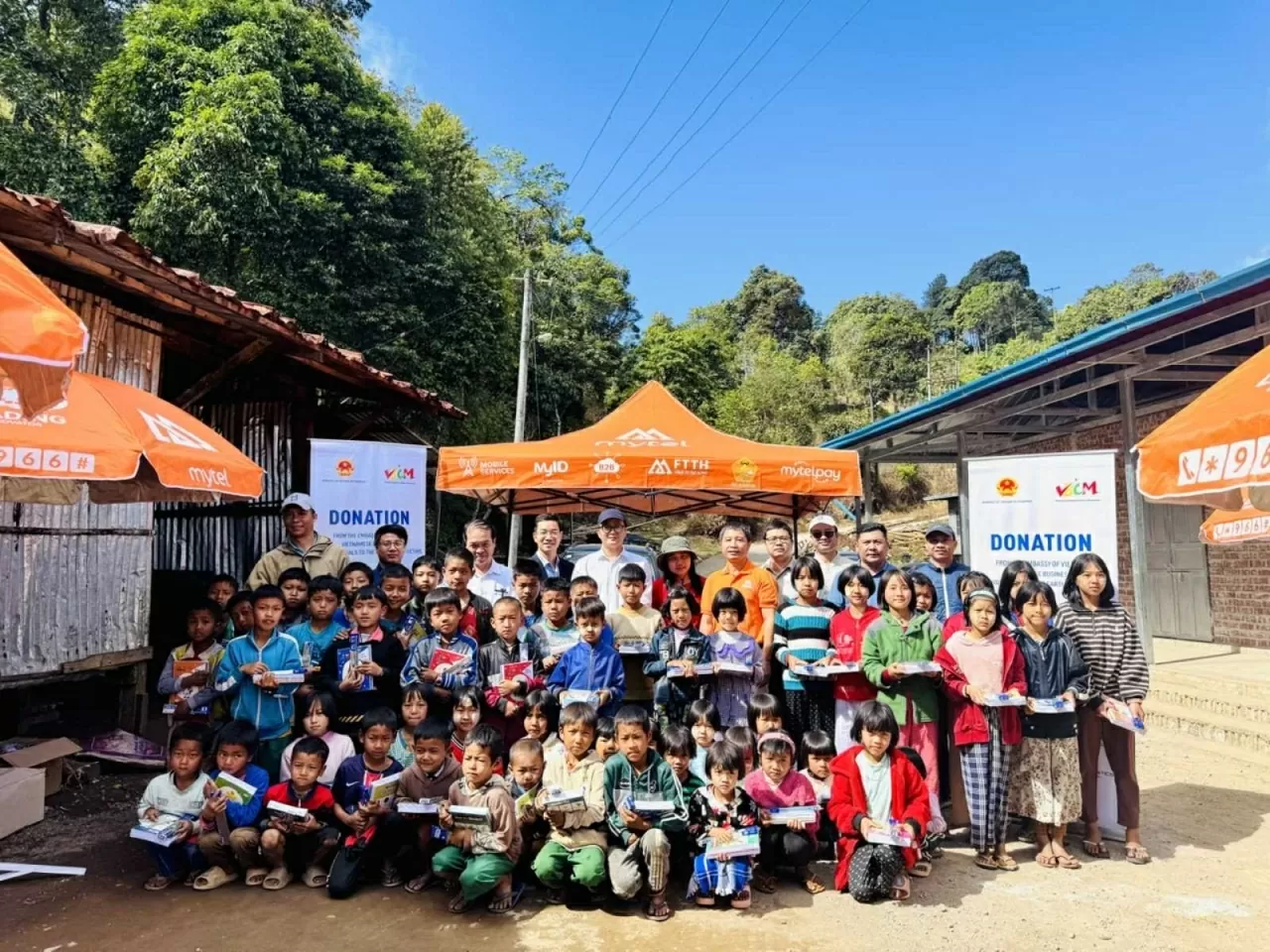 Vietnam is a responsible and trustworthy friend, always standing side by side with the people of Myanmar. Việt Nam là người bạn trách nhiệm, tin cậy, luôn sát cánh cùng nhân dân Myanmar