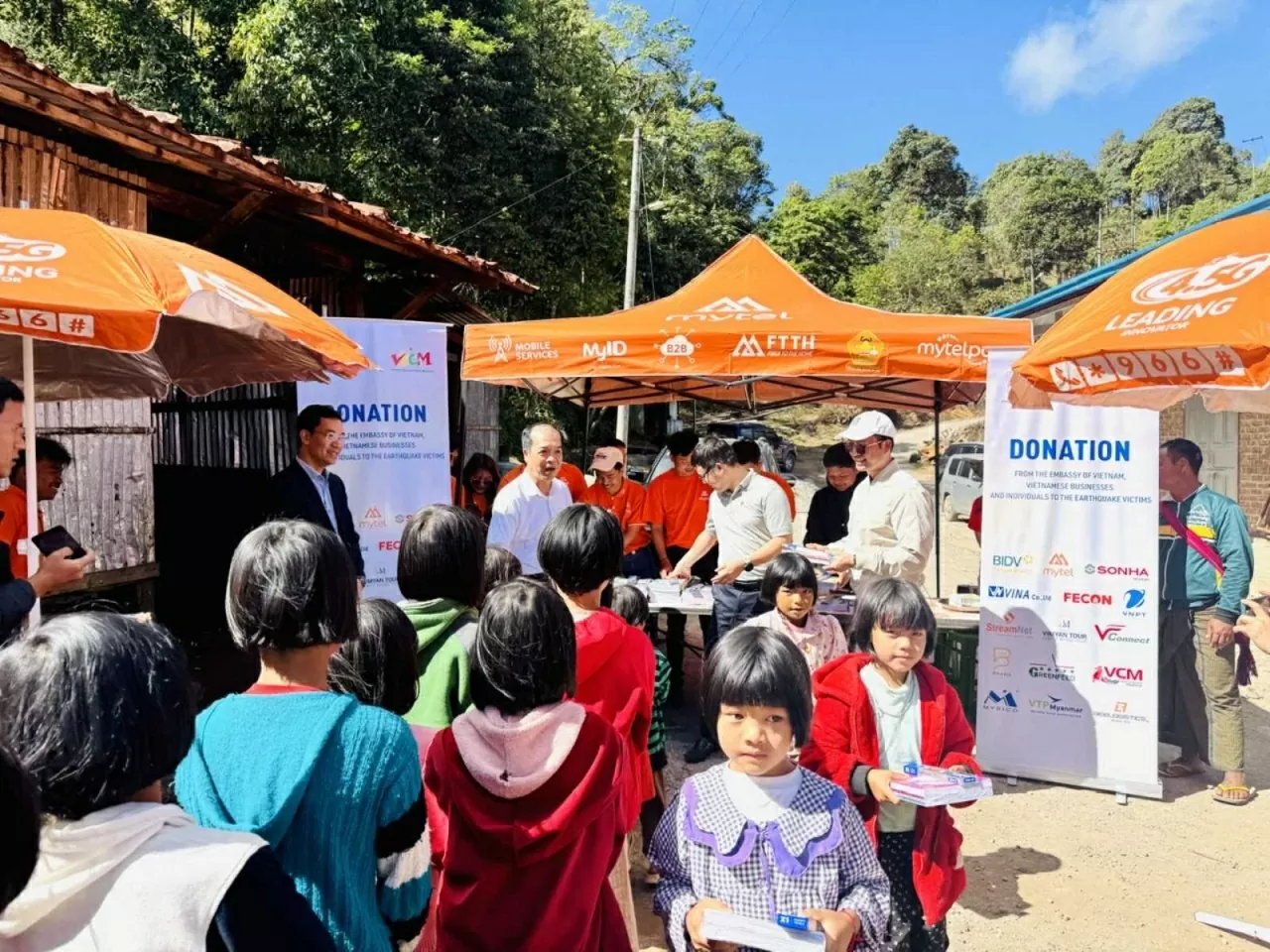 Vietnam is a responsible and trustworthy friend, always standing side by side with the people of Myanmar. Việt Nam là người bạn trách nhiệm, tin cậy, luôn sát cánh cùng nhân dân Myanmar