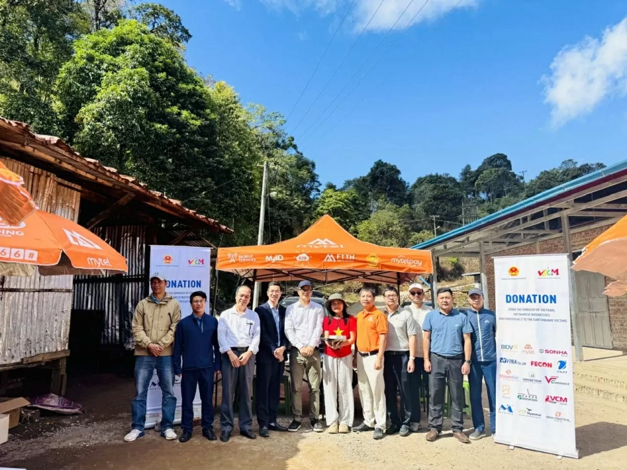 Vietnam is a responsible and trustworthy friend, always standing side by side with the people of Myanmar. Việt Nam là người bạn trách nhiệm, tin cậy, luôn sát cánh cùng nhân dân Myanmar