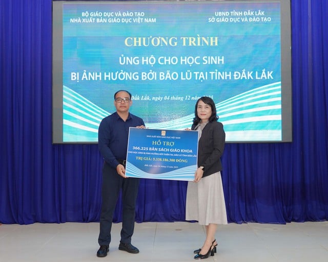 NXB Giáo dục Việt Nam tiếp tục tặng gần 1 triệu bản SGK cho vùng lũ - Ảnh 1.