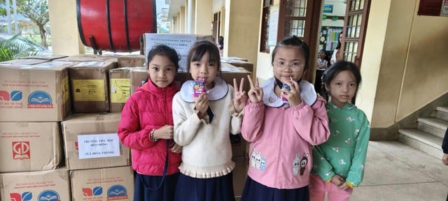 NXB Giáo dục Việt Nam tiếp tục tặng gần 1 triệu bản SGK cho vùng lũ - Ảnh 3.