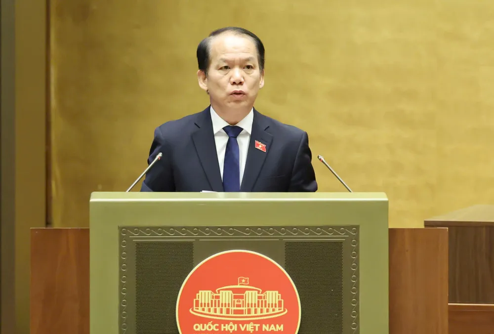 Voorzitter van de commissie Recht en Justitie van de Nationale Vergadering, Hoang Thanh Tung, presenteert het inspectierapport op de ochtend van 9 december. Foto: QUANG PHUC