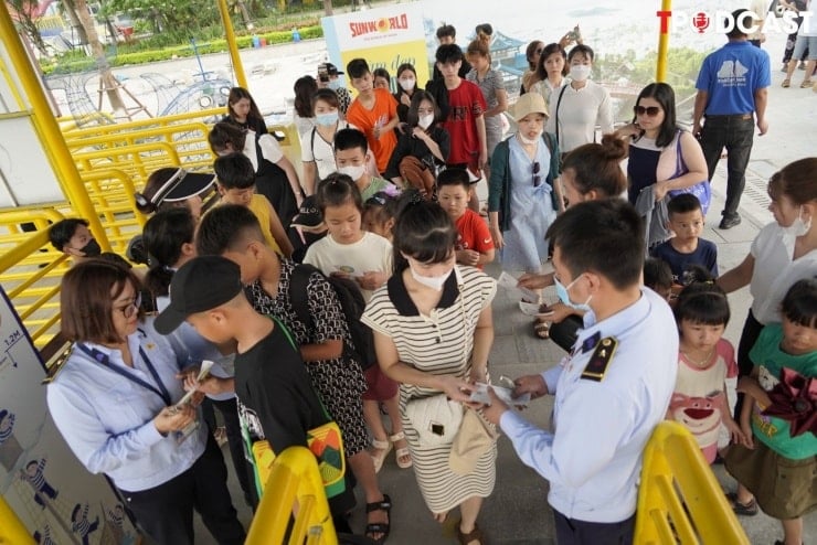 اعتبارًا من 10 ديسمبر، لشراء التذاكر لزيارة خليج ها لونج، يجب عليك تقديم بطاقة هوية أو جواز سفر.
