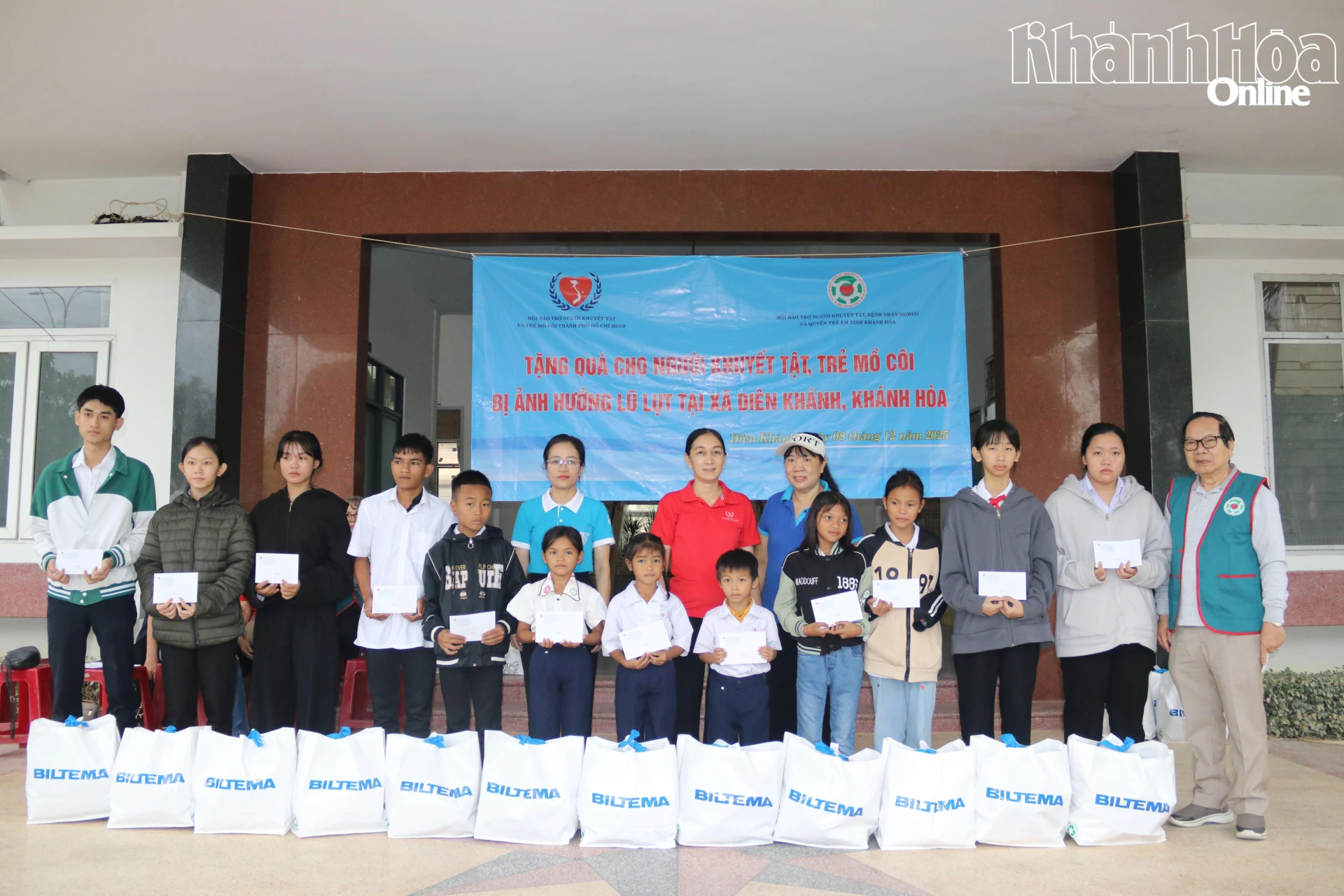 ຄະນະຈັດຕັ້ງມອບຂອງຂວັນໃຫ້ເດັກກຳພ້າຢູ່ຕາແສງ ແຄ໋ງຮ່ວາ.