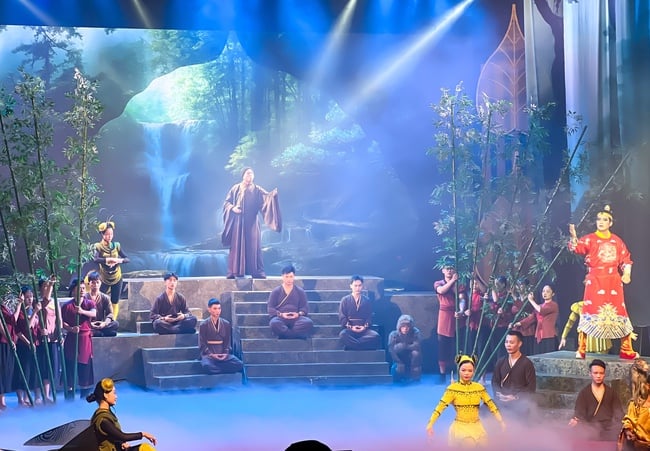 ការលេង Tran Nhan Tong - នៅពេលដែលសិល្បៈសៀករួមបញ្ចូលគ្នាជាមួយល្ខោនអូប៉េរ៉ាកំណែទម្រង់ - រូបថត 1 ។ Vở diễn Trần Nhân Tông – Khi nghệ thuật xiếc kết hợp cùng cải lương - Ảnh 1.