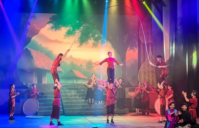 ការលេង Tran Nhan Tong - នៅពេលដែលសិល្បៈសៀករួមបញ្ចូលគ្នាជាមួយល្ខោនអូប៉េរ៉ាកំណែទម្រង់ - រូបថត 2 ។ Vở diễn Trần Nhân Tông – Khi nghệ thuật xiếc kết hợp cùng cải lương - Ảnh 2.