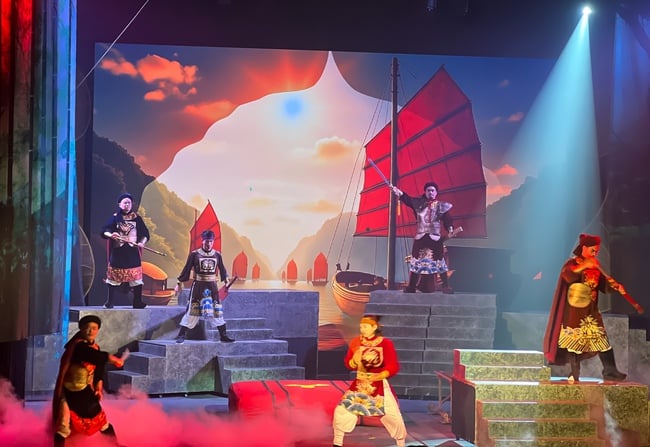 ការលេង Tran Nhan Tong - នៅពេលដែលសិល្បៈសៀករួមបញ្ចូលគ្នាជាមួយល្ខោនអូប៉េរ៉ាកំណែទម្រង់ - រូបថតទី 4 ។ Vở diễn Trần Nhân Tông – Khi nghệ thuật xiếc kết hợp cùng cải lương - Ảnh 4.