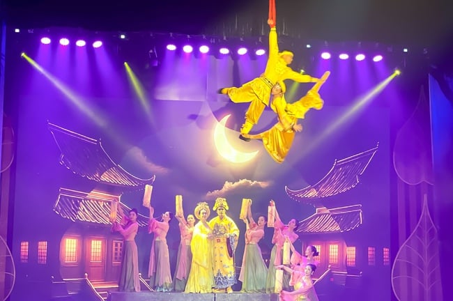 ការលេង Tran Nhan Tong - នៅពេលដែលសិល្បៈសៀករួមបញ្ចូលគ្នាជាមួយល្ខោនអូប៉េរ៉ាកំណែទម្រង់ - រូបថត 5 ។ Vở diễn Trần Nhân Tông – Khi nghệ thuật xiếc kết hợp cùng cải lương - Ảnh 5.