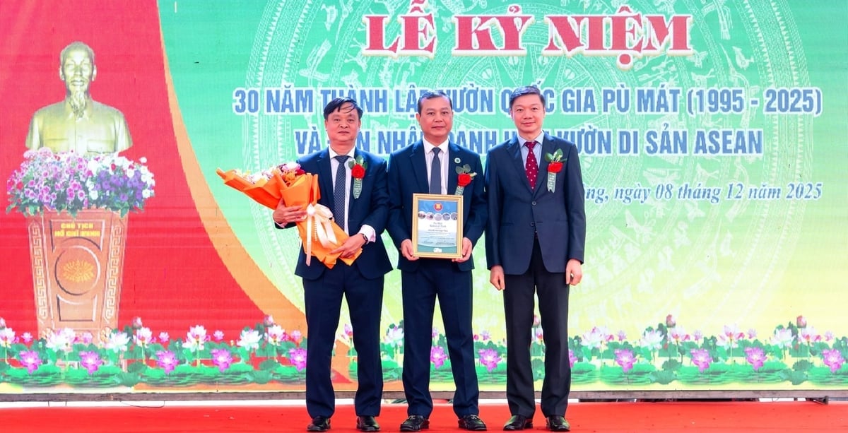 O diretor Tran Quang Bao (à direita) entrega o título de Parque do Patrimônio da ASEAN ao Parque Nacional Pu Mat. Foto: Hoai Thu.