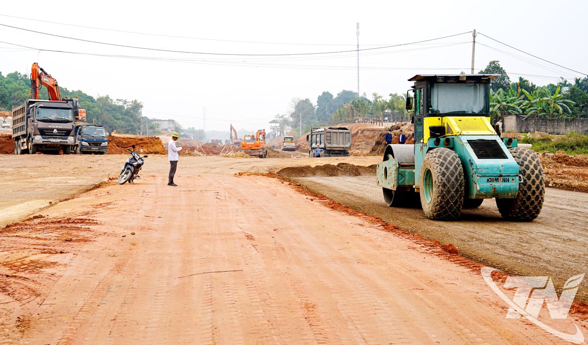ເສັ້ນທາງເຊື່ອມຕໍ່ຖະໜົນ ບັກເຊີນ ຫາສະໜາມກິລາແຂວງ ພວມໄດ້ຮັບຄວາມຄືບໜ້າໃນການກໍ່ສ້າງ, ຕອບສະໜອງຄວາມຮຽກຮ້ອງຕ້ອງການດ້ານພື້ນຖານໂຄງລ່າງໃຫ້ແກ່ພິທີເປີດສະຫຼອງສະໜາມກິລາ ແລະ ງານແຂ່ງຂັນກິລາບານເຕະ Tu Hung - Thai Nguyen ໃນປີ 2025.