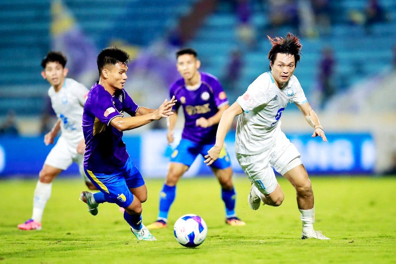 ນັກກິລາ ຮ່າໂນ້ຍ FC (ເສື້ອສີມ່ວງ) ຈະເຂົ້າຮ່ວມການແຂ່ງຂັນບານເຕະ 4 ທີມໄທ ປີ 2025 ກັບອີກ 3 ທີມ.