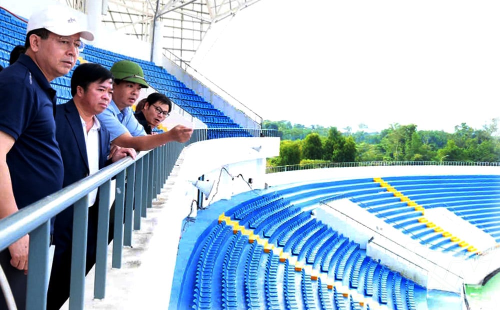 ສະຫາຍ ບຸນຍັງ ວໍລະຈິດ, ກໍາມະການຄະນະປະຈໍາພັກແຂວງ, ຮອງປະທານຄະນະປະຈໍາພັກແຂວງ ໄດ້ລົງກວດກາ, ຊີ້ນໍາວຽກງານກວດກາ ແລະ ເຫັນດີເປັນເອກະພາບຕໍ່ການຈັດຕັ້ງຂອງການແຂ່ງຂັນກິລາບານເຕະ 4 ທີມ ຢູ່ສະໜາມກິລາ ໄຕຫງວຽນ.