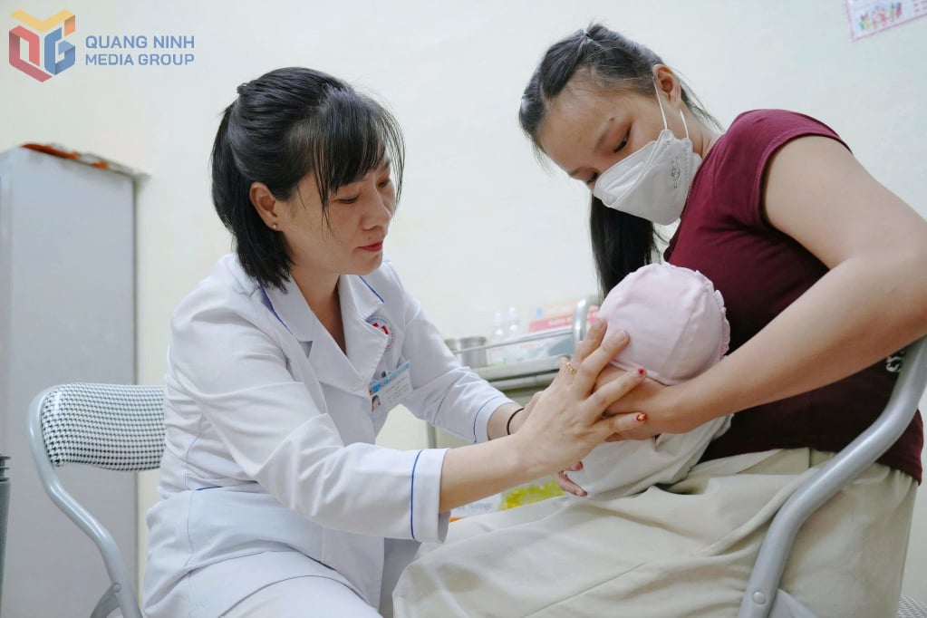 As crianças da comuna de Quang Duc têm sua saúde monitorada regularmente no posto de saúde da comuna.
