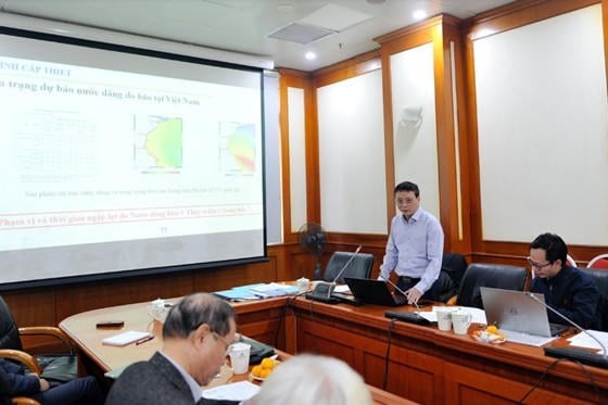 La professeure agrégée, Dr Nguyen Ba Thuy, au nom de l'équipe de recherche, a présenté un résumé du contenu et des résultats de la recherche.