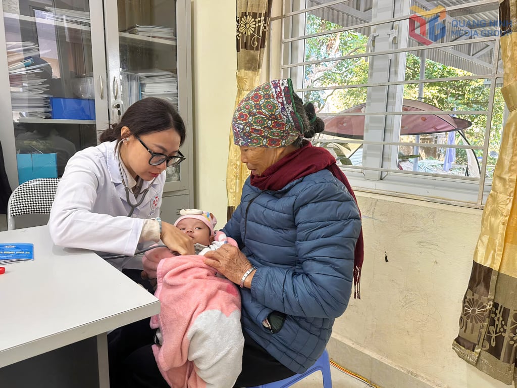 Exame de saúde para crianças antes da vacinação no Posto de Saúde da Comuna de Quang Duc.