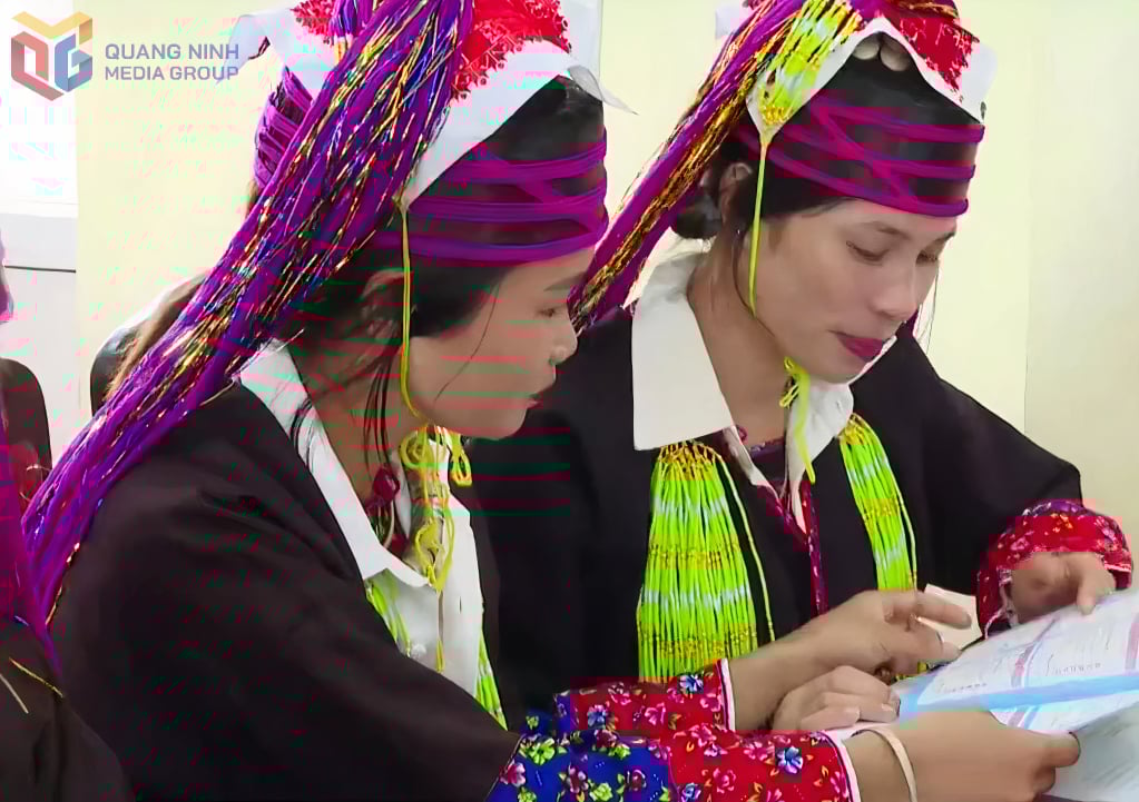 Mulheres de minorias étnicas na comuna de Quang Duc aprendem sobre nutrição e cuidados infantis por meio das atividades do Clube de Educação e Cuidados Infantis.