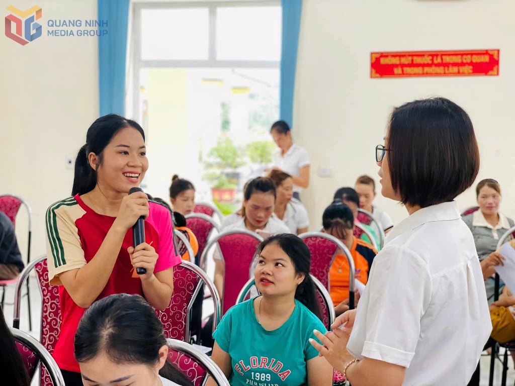 Mulheres da comuna de Ky Thuong compartilharam com entusiasmo habilidades em cuidados infantis em uma sessão de treinamento sobre propaganda e defesa de direitos para melhorar a nutrição de crianças em áreas de minorias étnicas.