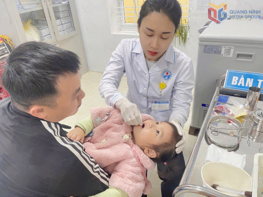 O posto de saúde da comuna de Quang Tan organizou uma distribuição de vitamina A para crianças da região.