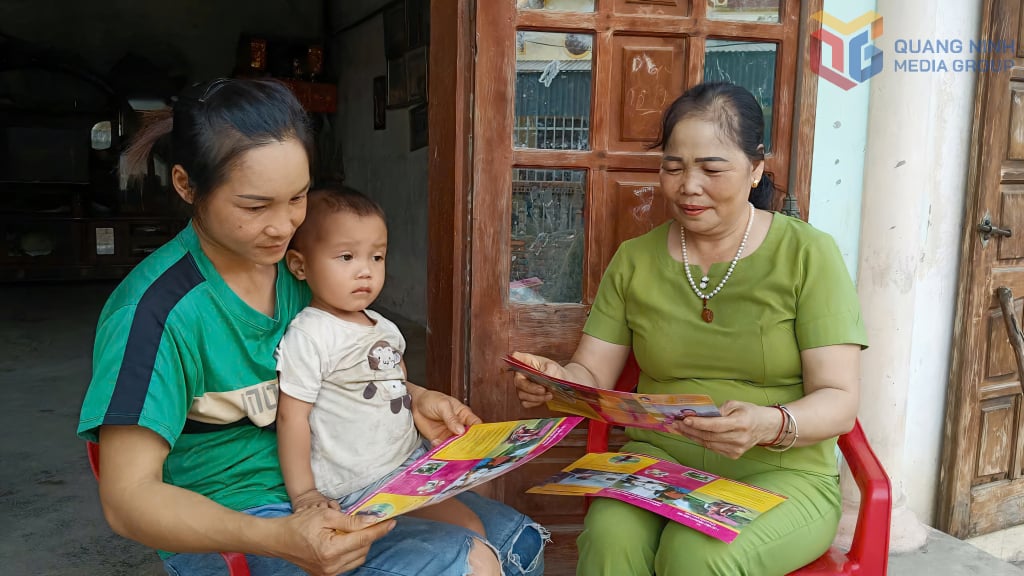 Os colaboradores da população da comuna de Dong Ngu promovem o cuidado infantil e a nutrição em casa.