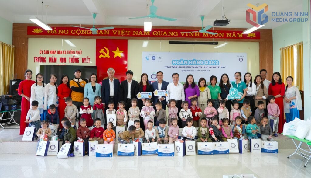 O Fundo para Crianças do Vietnã, em colaboração com o Centro de Assistência Social de Quang Ninh e a Hunmed Pharmaceutical Company Limited, distribuiu suplementos de vitamina D3K2 para crianças do Jardim de Infância Thong Nhat. Foto: Thanh Nga (CDC).