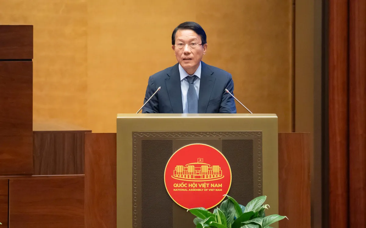 General Luong Tam Quang, minister for offentlig sikkerhet, presenterte regjeringens rapport om forebygging og kontroll av kriminalitet og lovbrudd i 2025. Đại tướng Lương Tam Quang, Bộ trưởng Bộ Công an trình bày Báo cáo của Chính phủ về công tác phòng, chống tội phạm và vi phạm pháp luật năm 2025