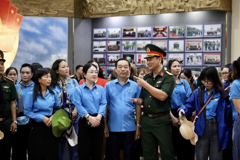 chương trình “Một ngày cùng chiến sĩ”, qua đó tăng cường gắn kết quân - dân. (Ảnh: T.L)