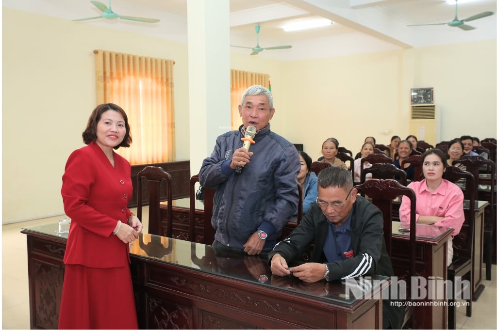 Die Mitarbeiter der Abteilung für Bevölkerung und Kinder der Provinz Ninh Binh tauschen sich mit Kooperationspartnern im Bereich Bevölkerung und Kinder über Kommunikationsfähigkeiten aus.