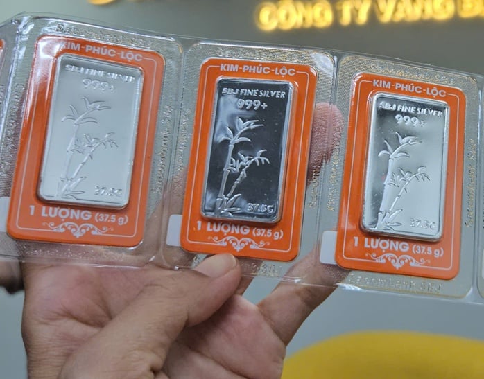 Prețul argintului a crescut astăzi, între orele 9 și 12, atingând un nivel record, stabilind un nou nivel nemaiîntâlnit până acum - Foto 2. Giá bạc hôm nay 9 - 12 tăng kỷ lục , Lập đỉnh mới chưa từng có - Ảnh 2.