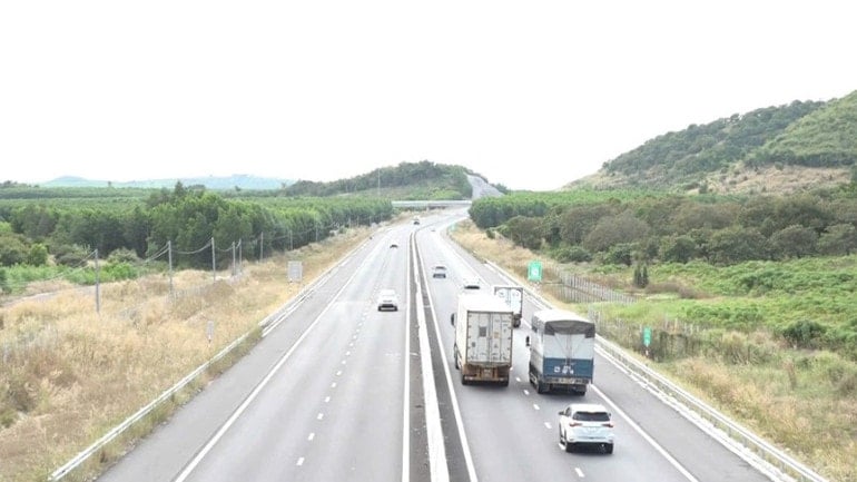 Autostrada trece prin comună. 3917083704704456012-8015.jpg