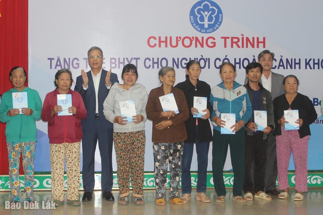 Biträdande direktör för Vietnams socialförsäkring, Tran Dinh Lieu, och Nguyen Huu Tu, biträdande sekreterare för provinsiella partikommittén, överlämnade sjukförsäkringskort till invånarna i Phu Hoa 2-kommunen.