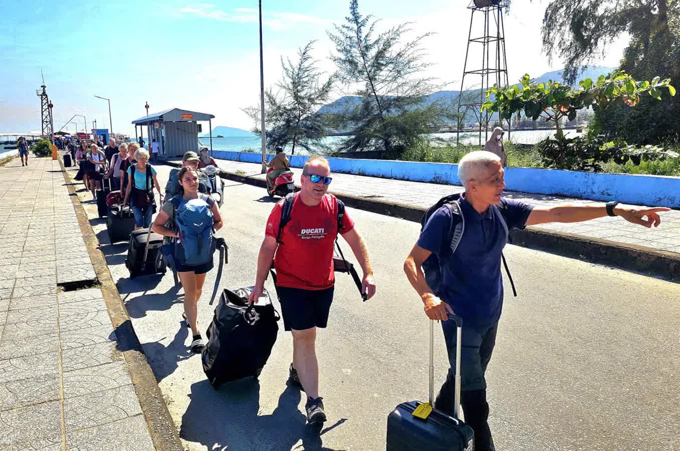 Năm 2025, An Giang đón hơn 24 triệu lượt khách  - Ảnh 1.