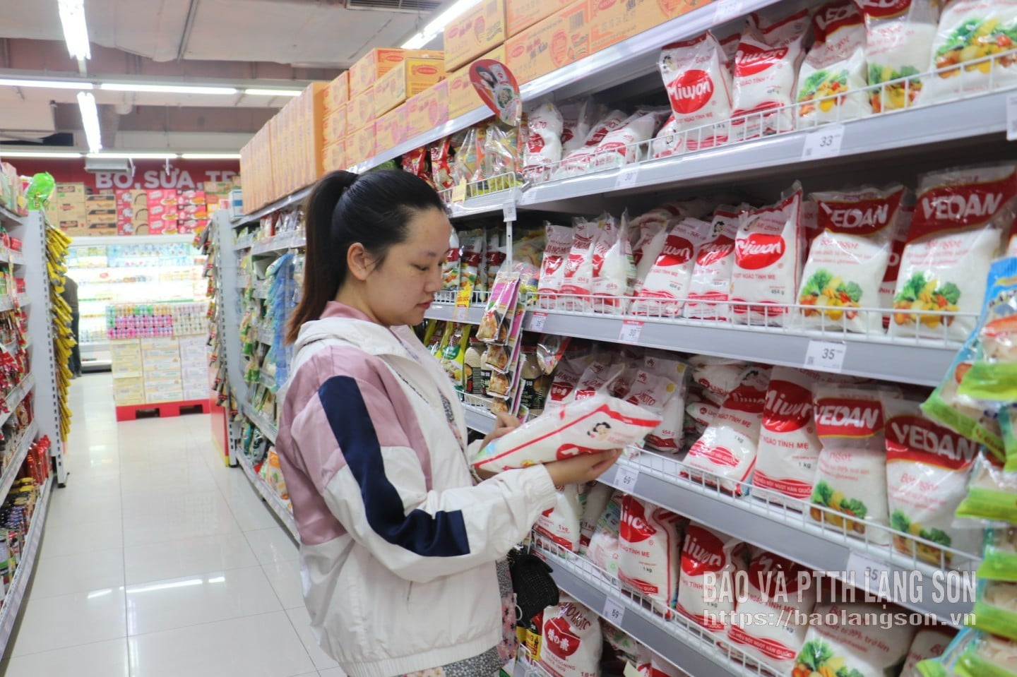 Oamenii cumpără bunuri la supermarketul WinMart, cartierul Luong Van Tri