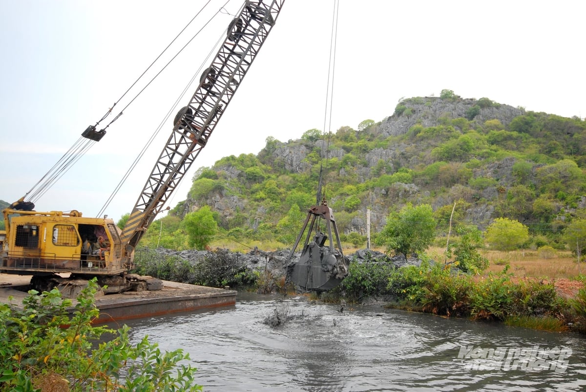 Det lukkede dikesystemet i oppstrømsområdet av An Giang er blitt kraftig forsterket, noe som beskytter sikkerheten til risavlingen høst-vinter 2025 mot stigende flomvann. Foto: Le Hoang Vu. Hệ thống đê bao khép kín tại vùng đầu nguồn An Giang được gia cố vững chắc, bảo vệ an toàn sản xuất lúa thu đông 2025 trước mực nước lũ lên cao. Ảnh: Lê Hoàng Vũ.