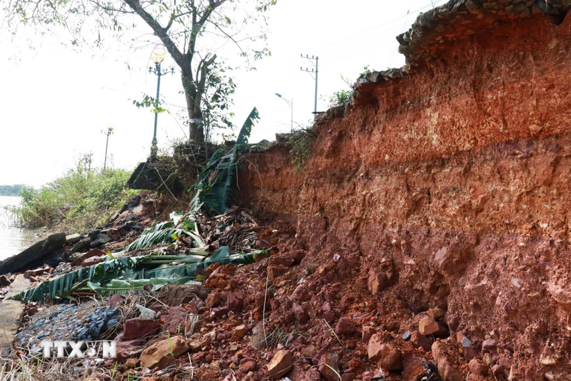 Το ανάχωμα έχει καταρρεύσει, δημιουργώντας βαθιά σαγόνια βατράχων που κατατρώγουν το πεζοδρόμιο της οδού Tran Thanh Tong. (Φωτογραφία: Tuong Vi/VNA)