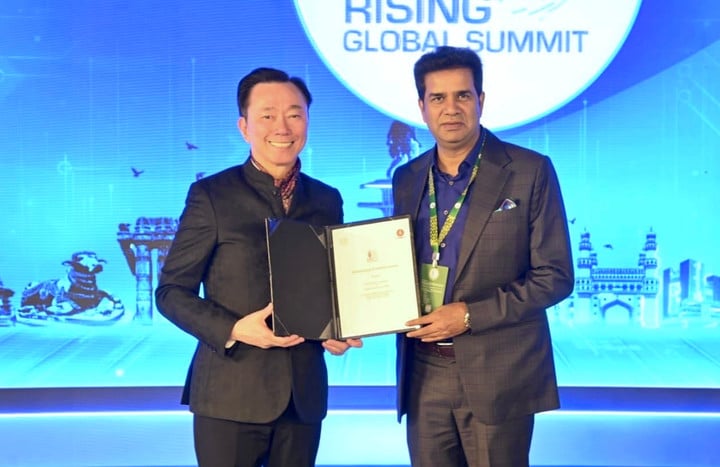 Pham Sanh Chau (til venstre), generaldirektør i Vingroup Asia og generaldirektør i VinFast Asia, og Sanjay Kumar, viseminister for industri og handel i Telanganas delstatsregjering, ved signeringsseremonien.