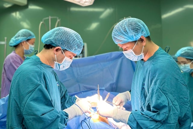 Surgery to remove 0.5 kg of hair from the stomach of a 6-year-old patient - Photo 1. Phẫu thuật lấy 0,5 kg tóc trong dạ dày bệnh nhi 6 tuổi- Ảnh 1.