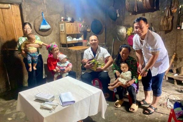 Tuyên Quang ‘gỡ nút thắt’ tiêm chủng ở vùng cao- Ảnh 1.