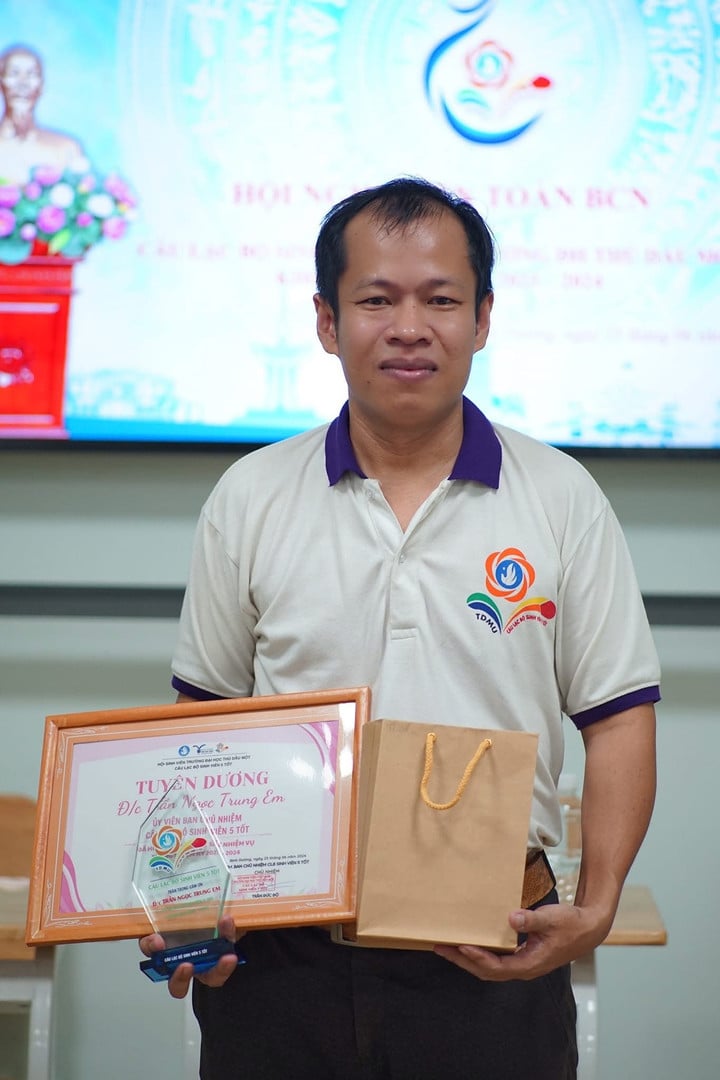 បញ្ចប់ការសិក្សានៅមហាវិទ្យាល័យនៅអាយុ 36 - 4 ឆ្នាំ។