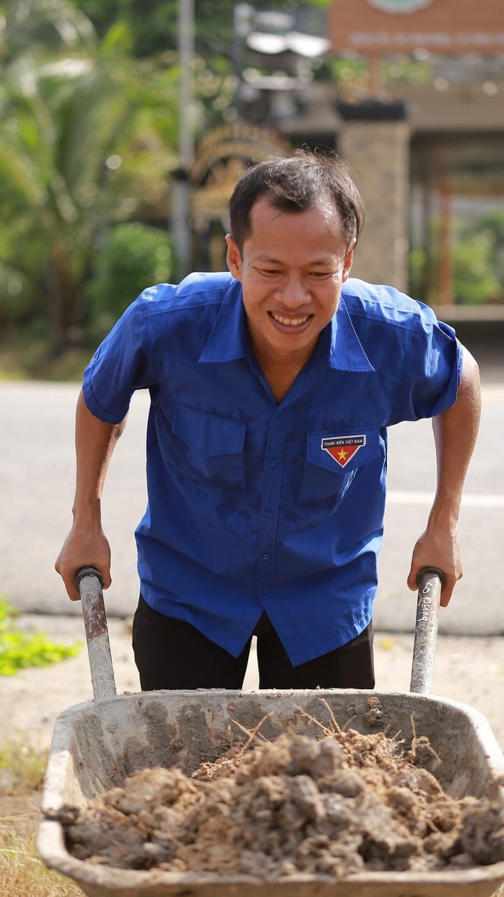 បានបញ្ចប់ការសិក្សានៅមហាវិទ្យាល័យនៅអាយុ 36 - 5 ឆ្នាំ។