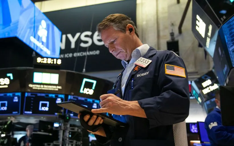 Giao dịch viên tại Sàn chứng khoán New York, Mỹ. (Ảnh: THX/TTXVN)