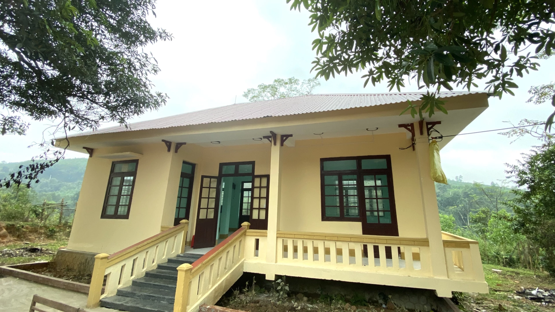 Společenský dům ve vesnici Cham Pu - Foto: H.N