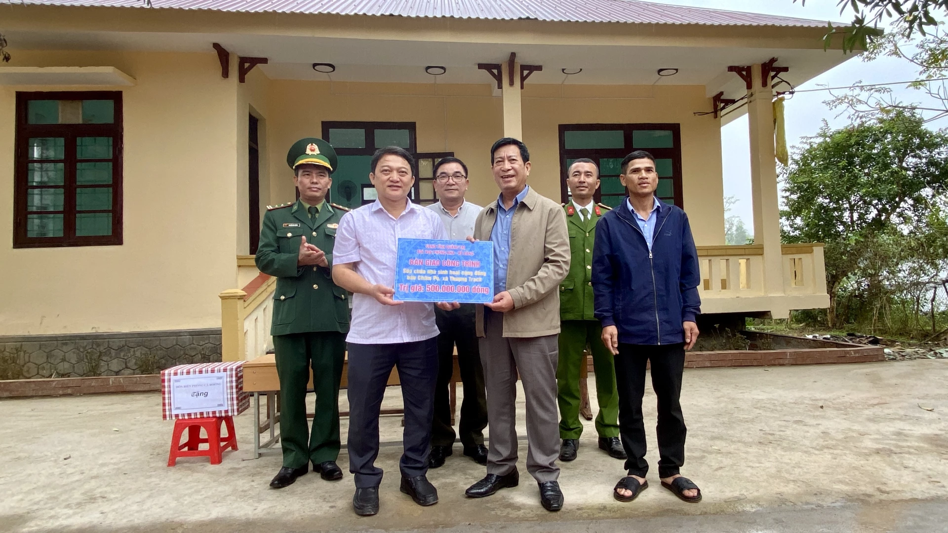 Vedoucí představitelé správní rady národního parku Phong Nha - Ke Bang předali obci Thuong Trach plaketu na podporu projektu - Foto: H.N