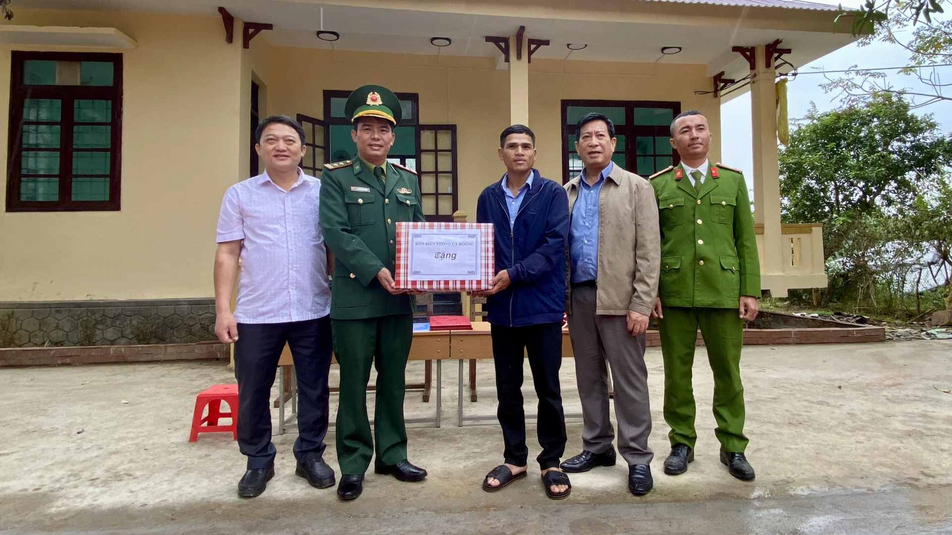 Pohraniční stráž Ca Roong věnuje dary vesnici Cham Pu - Foto: H.N