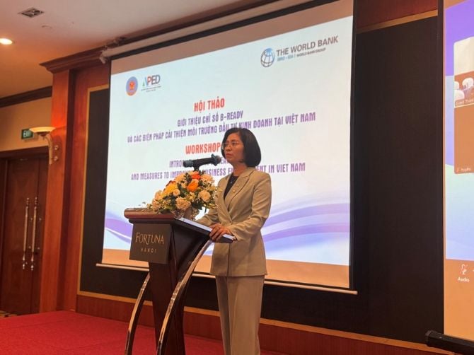 លោកស្រី Trinh Thi Huong - អនុប្រធាននាយកដ្ឋានអភិវឌ្ឍន៍សហគ្រាសឯកជន និងសេដ្ឋកិច្ចសមូហភាព ក្រសួងហិរញ្ញវត្ថុ។ Bà Trịnh Thị Hương - Phó Cục trưởng Cục Phát triển doanh nghiệp tư nhân và kinh tế tập thể, Bộ Tài chính.