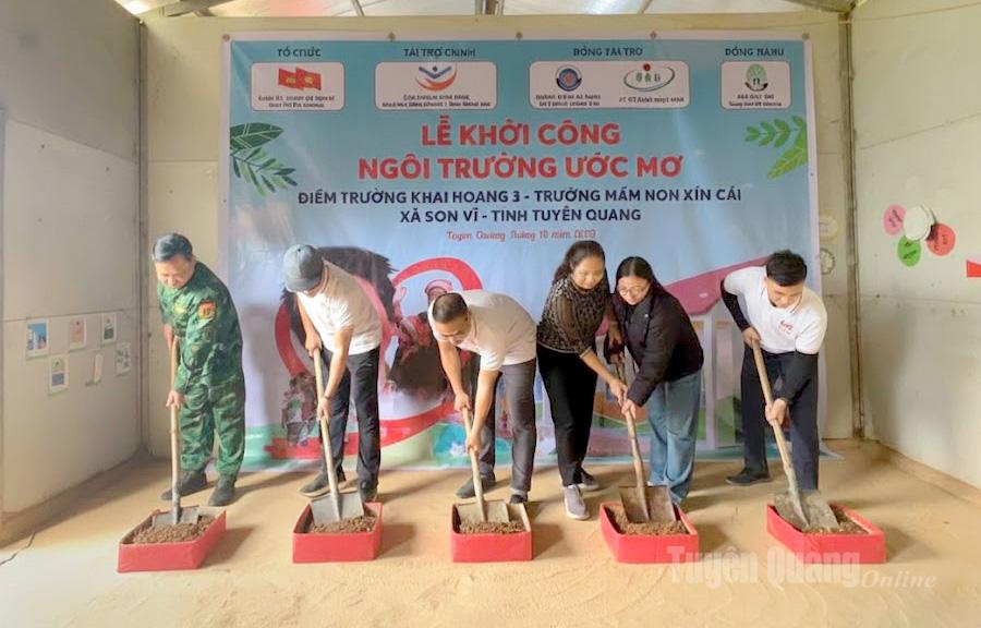 Delegatene utførte den første spadestikkseremonien.